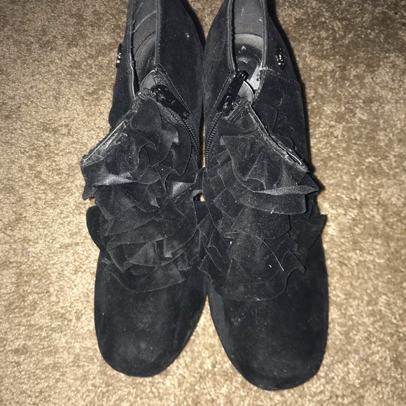 Blacks Ruffle Heels - Picture 2 of 7